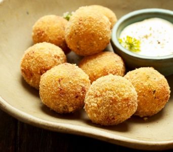 bolinho-de-mandioca-com-linguica-de-blumenal-1360172969027_1772x1175